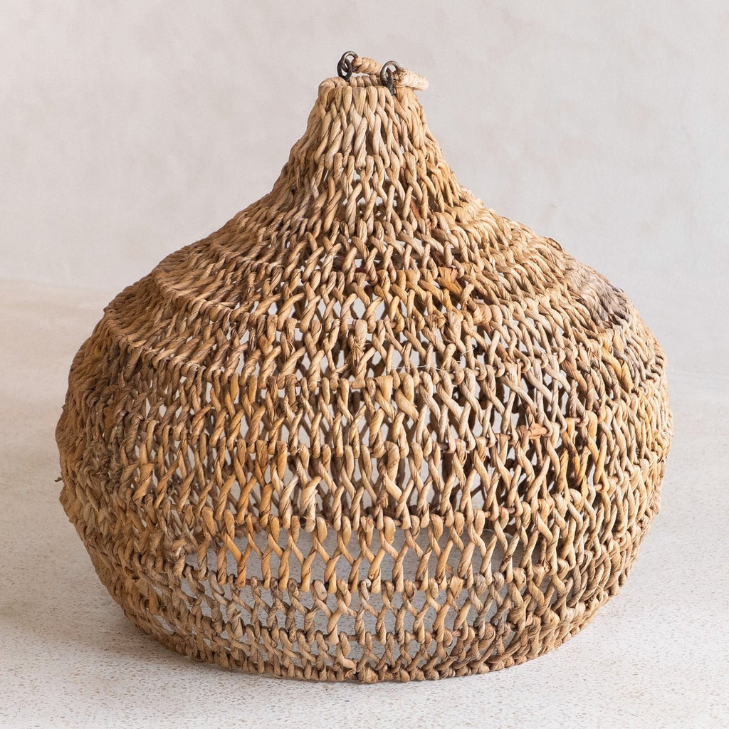 Soeji Seseh – käsintehty banaanikuituinen lampunvarjostin 45 × 39 cm