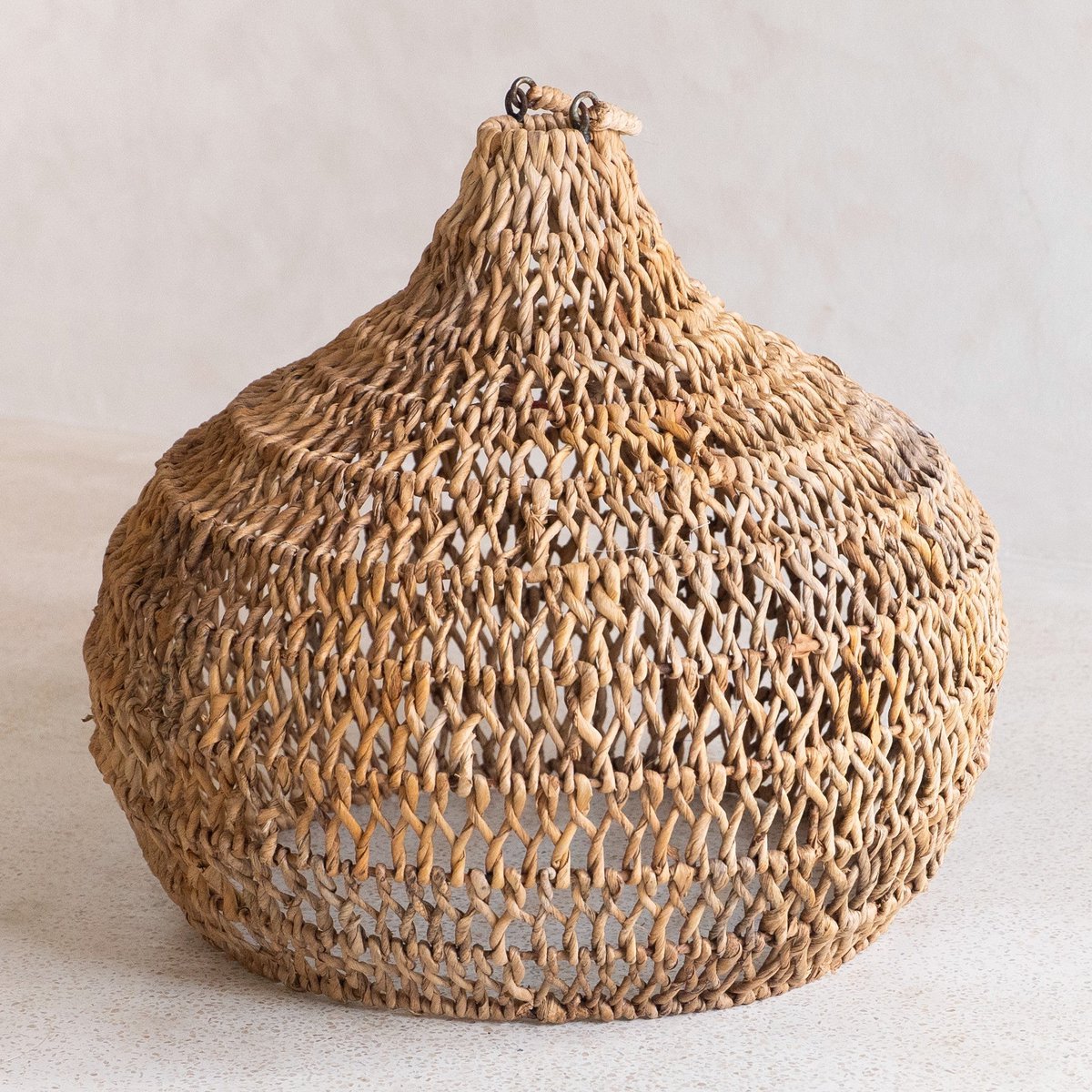 Soeji Seseh – käsintehty banaanikuituinen lampunvarjostin 45 × 39 cm
