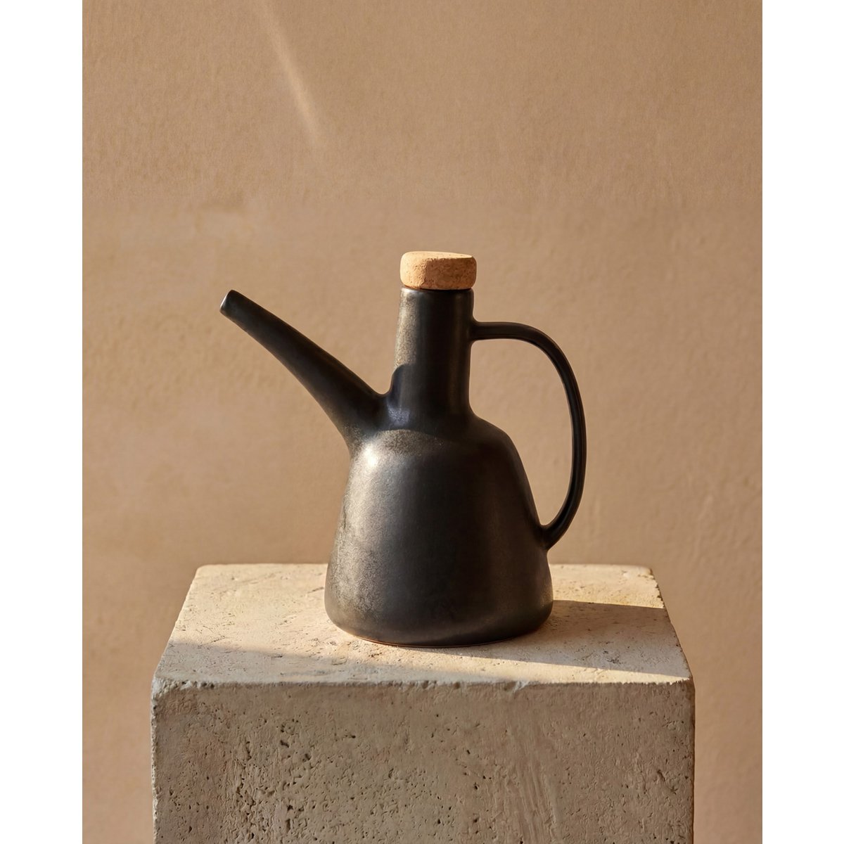 The Olive Oil Bottle N°79 – oliiviöljypullo, musta