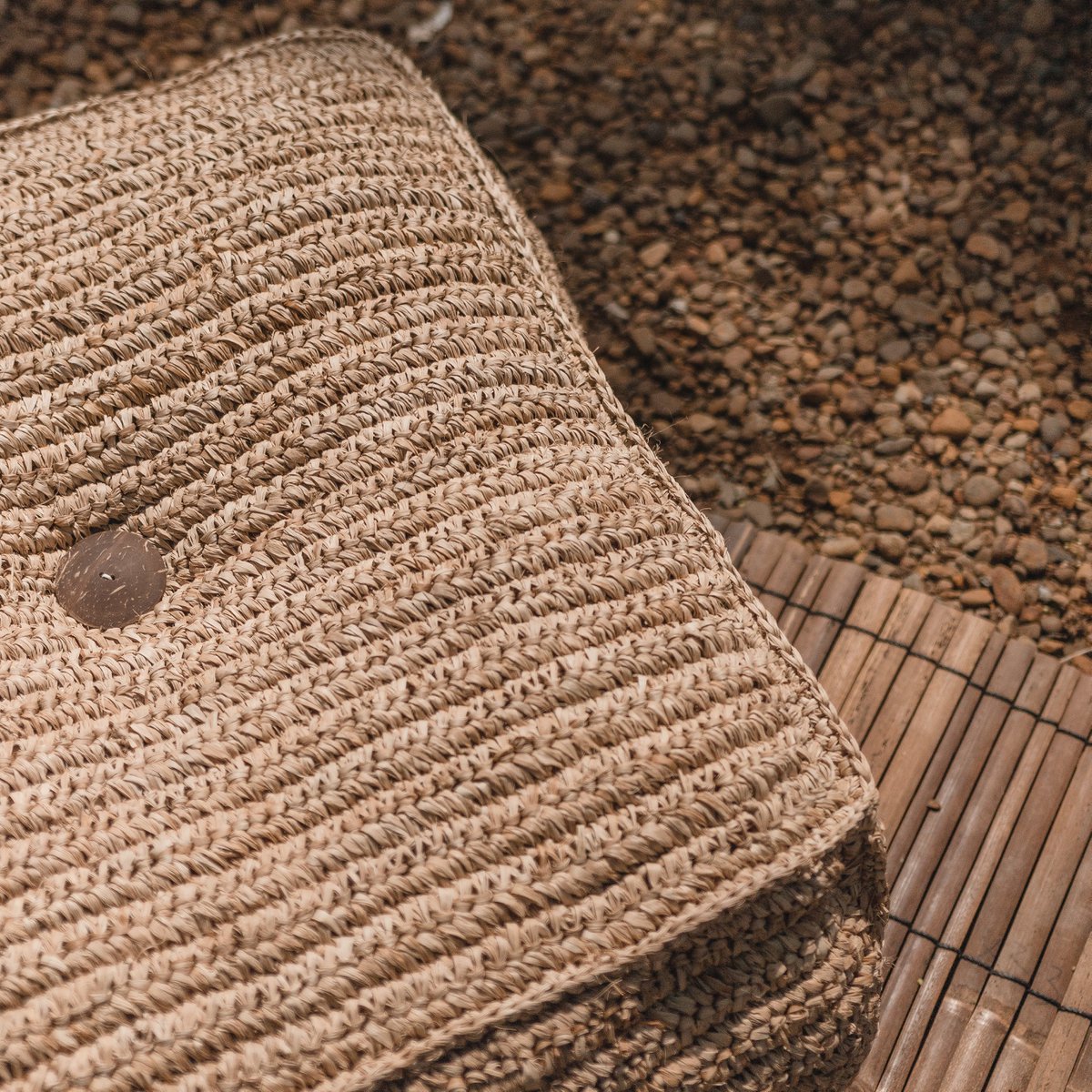 Soeji Padar – käsintehty raffia-pouf 55 × 55 cm