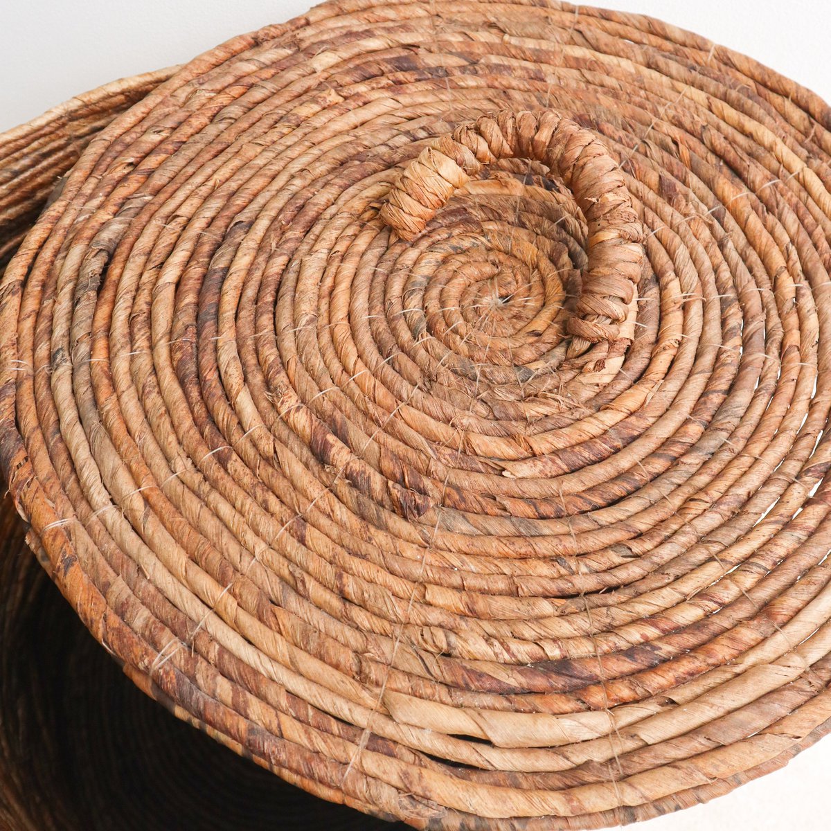 Soeji Ombak – käsintehty banaanikuituinen pyykkikori kannella 53 × 40 cm