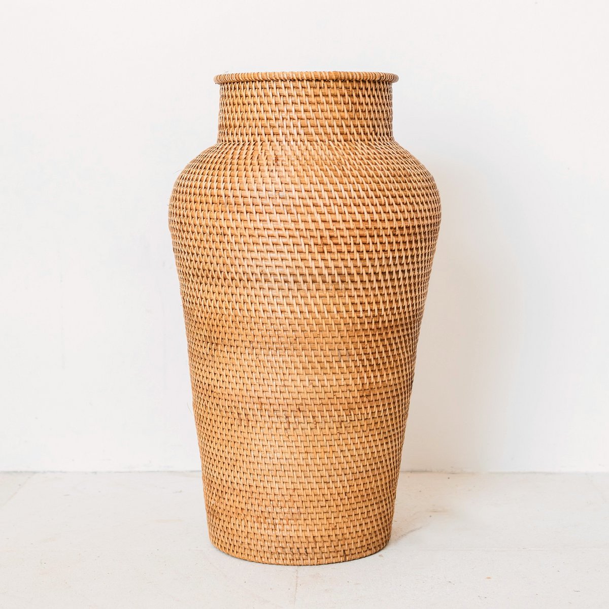 Soeji Kidung – käsintehty rottinkimaljakko 56 cm