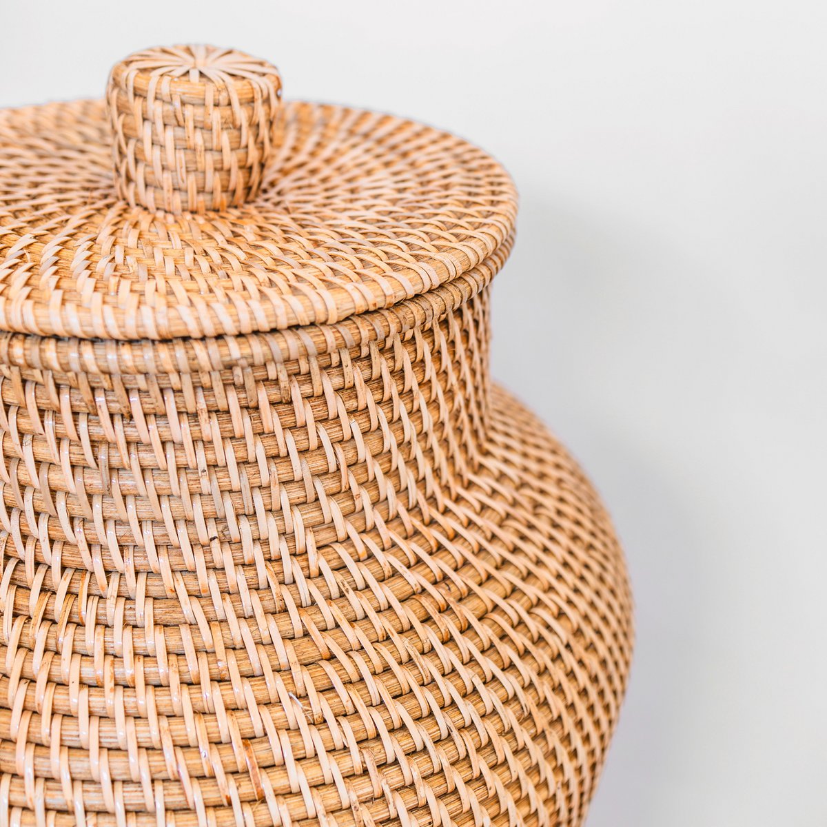 Soeji Kidung – käsintehty rottinkimaljakko 56 cm