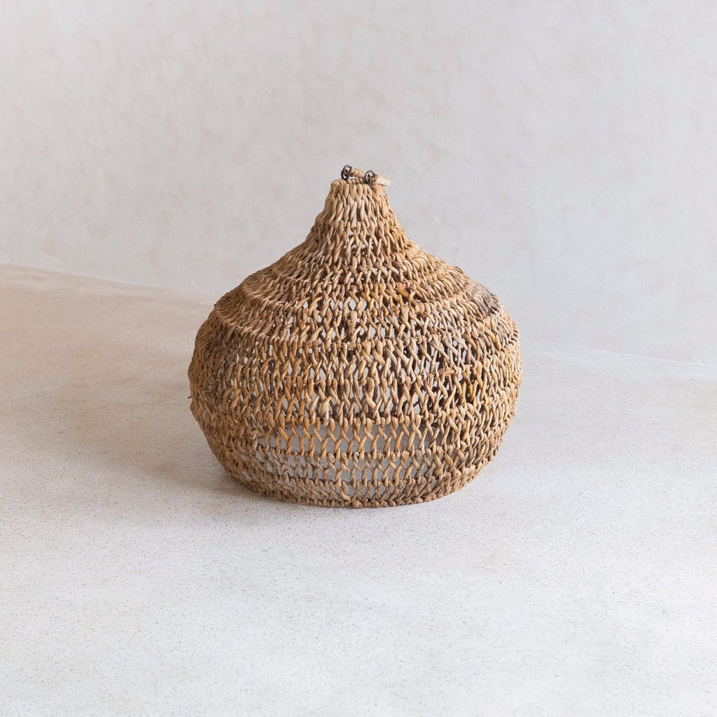 Soeji Seseh – käsintehty banaanikuituinen lampunvarjostin 45 × 39 cm