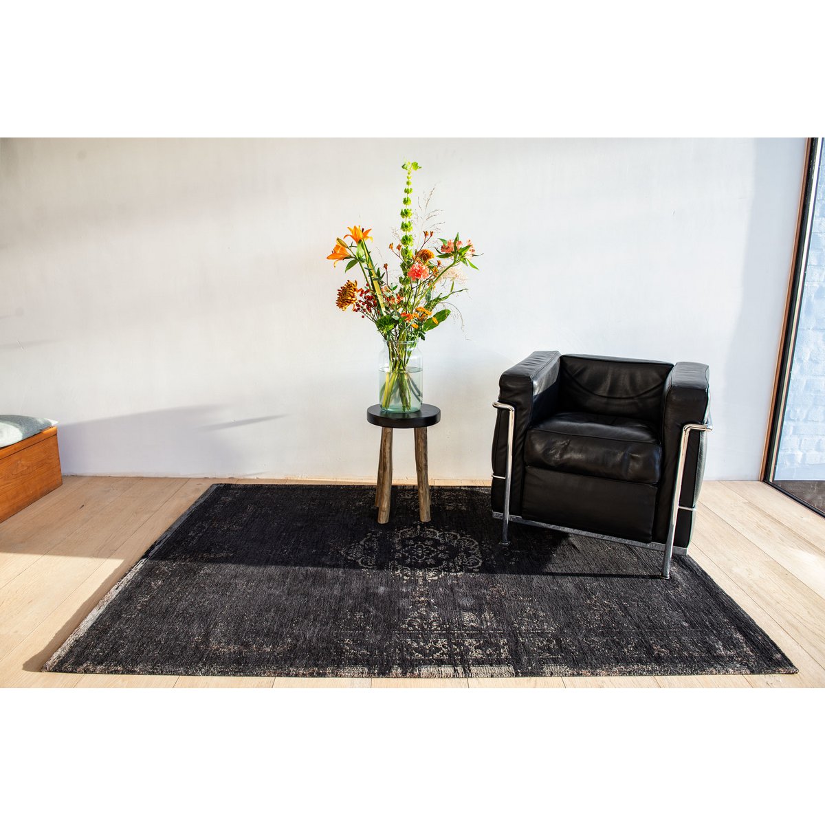 Louis De Poortere Eco Rug Medallion – musta vintage-matto, useita kokoja