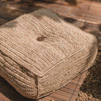 Soeji Padar – käsintehty raffia-pouf 55 × 55 cm