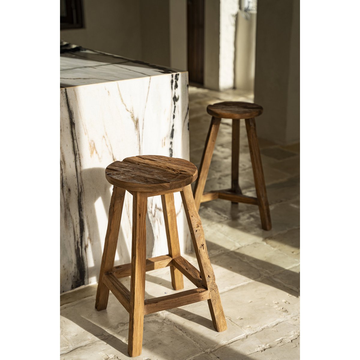 The Shibori Bar Stool – käsintehty tiikkijakkara