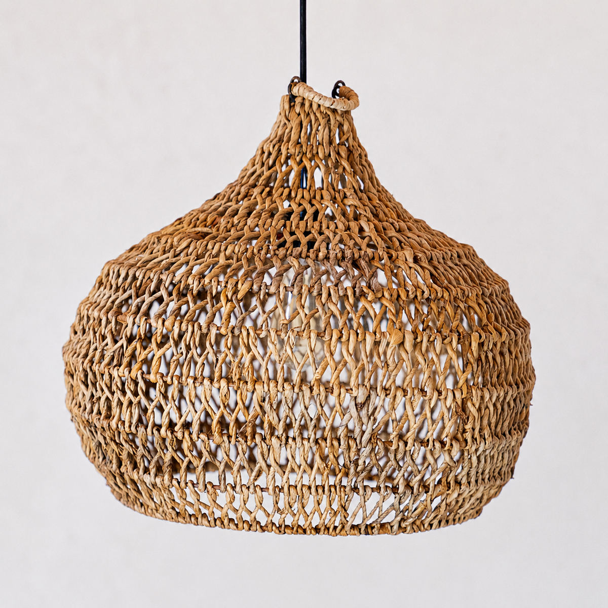 Soeji Seseh – käsintehty banaanikuituinen lampunvarjostin 45 × 39 cm