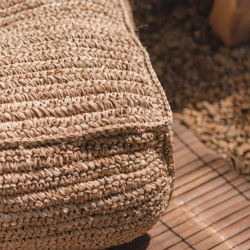 Soeji Padar – käsintehty raffia-pouf 55 × 55 cm