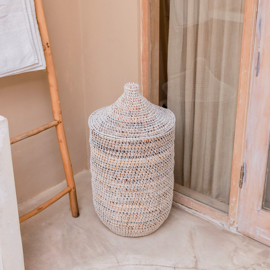 KAJA, käsintehty säilytyskori kannella – banaanikuitua, 57 × 40 cm