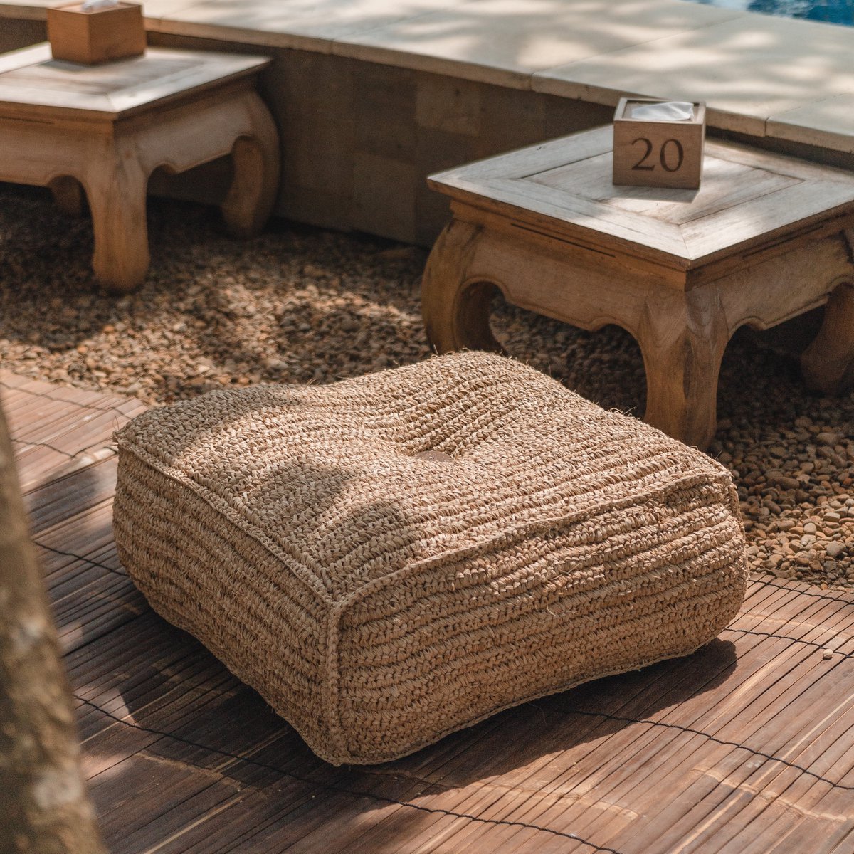 Soeji Padar – käsintehty raffia-pouf 55 × 55 cm